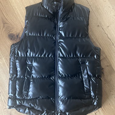 Schwarze Steppweste mit Stehkragen