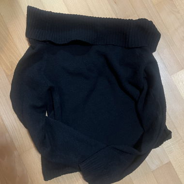 Maglione scivolato sulle spalle