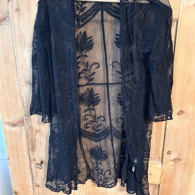 Schwarzer Spitzen-Cardigan