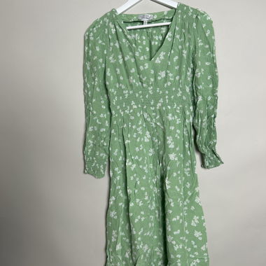 Grünes Midikleid mit Blumenmuster