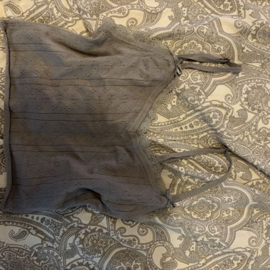 Graues Spitzentop