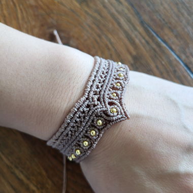 Macramé bracelet with beads