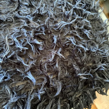 Tapis noir à franges