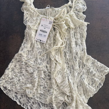 Haut en dentelle Zara avec détail noué gr M