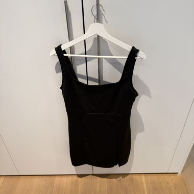 Schwarzes ärmelloses Kleid