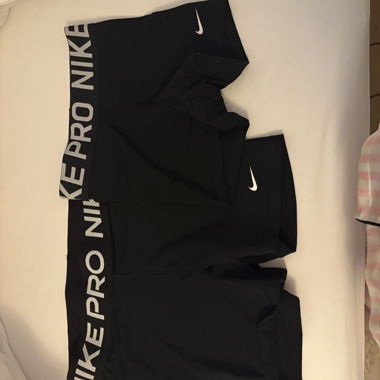 2 pantaloncini Nike diversi