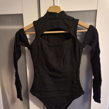 Body with keyhole cutout