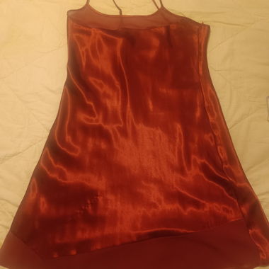 Robe nuisette en satin rouge