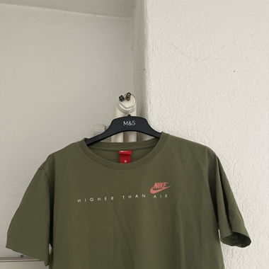 Grünes Nike Shirt