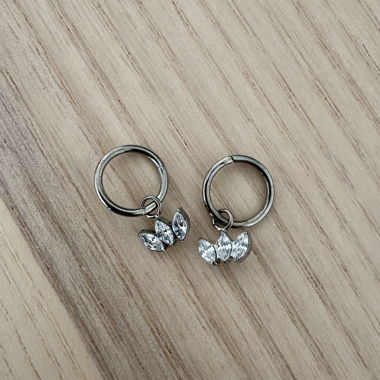 Piercing en titane argenté avec pendentifs en cristal