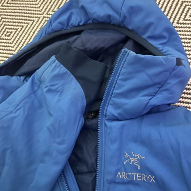 Arc’teryx blaue Kapuzenjacke