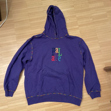Lila Hoodie mit PALACE Stickerei