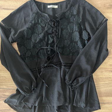 Blusa nera in pizzo a maniche lunghe