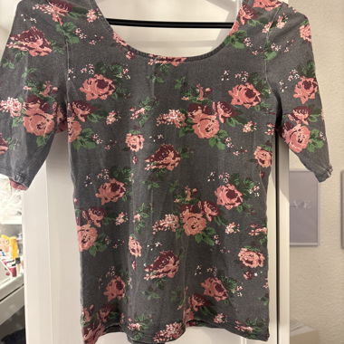 Top con rose