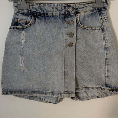 Mini-jupe/short en denim avec boutons