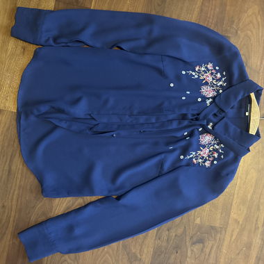 Blau bestickte Bluse