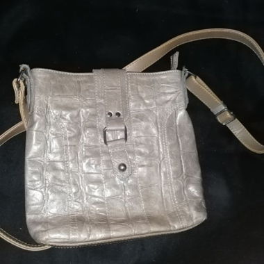 Kleine Umhaengetasche in Beige