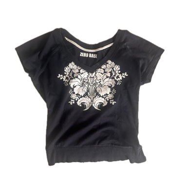 chemise noire et blanche