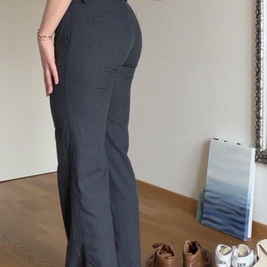 Pantaloni a righe sottili scure