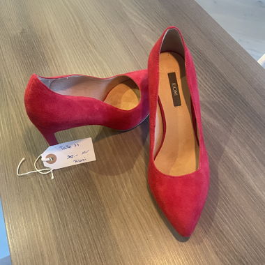 Red pumps