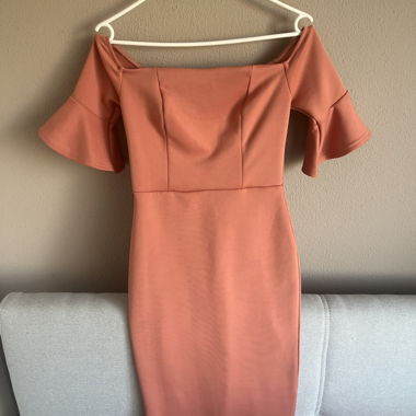 Abito corallo off-shoulder