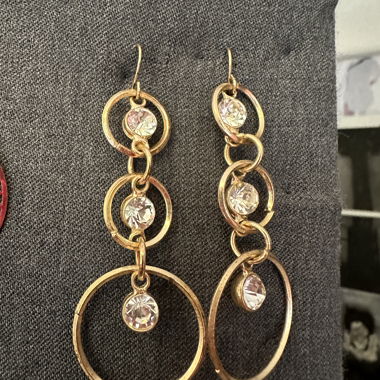 Boucles d'oreilles dorées ornées de cristaux