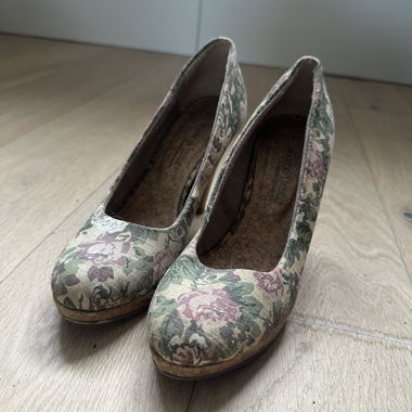 Absätze mit Blumenmuster