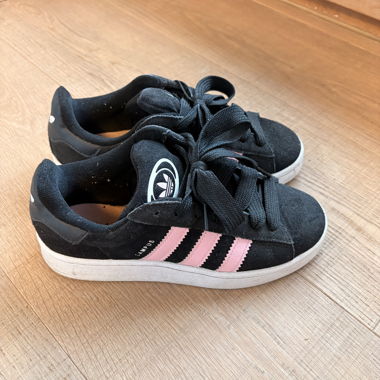 Adidas Campus Sneaker in Schwarz mit rosa Streifen