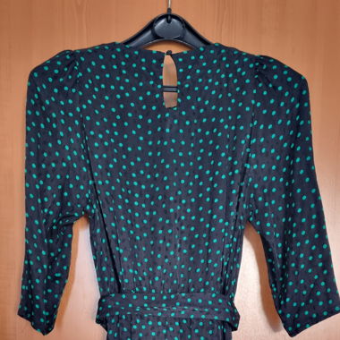 Robe noire à pois verts