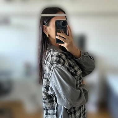 Jacke aus Jeans und schwarz-weiß kariertem Stoff