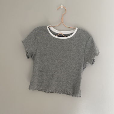 Graues Croptop mit weissem Kragen