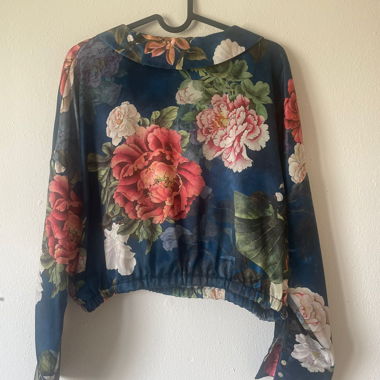 Blusa corta floreale a maniche lunghe