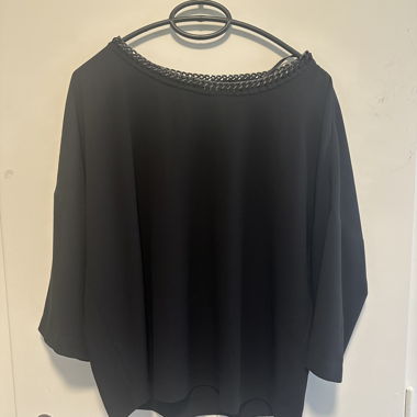 Schwarze Bluse mit Flechtkragen aus Metall