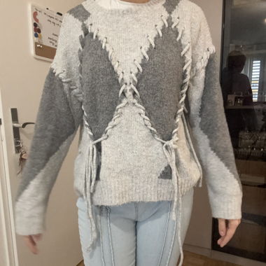 Grauer Winterpullover