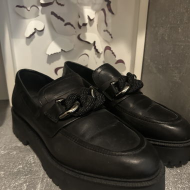 Lofers noirs avec chaîne