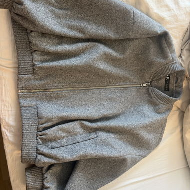 Graue Reissverschlussjacke