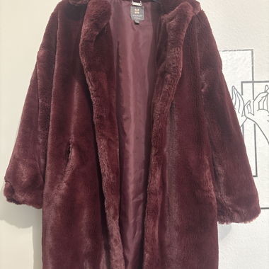 Manteau fausse fourrure bordeaux