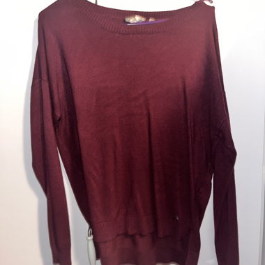 Bordeauxroter Pullover 