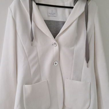Veste à capuche Hoodie-Blazer blanche de Madeleine
