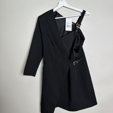 Schwarzes One-Shoulder-Kleid