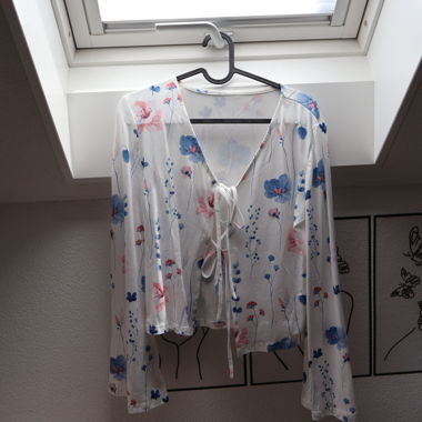 Chemisier avec manches ailes et motif floral