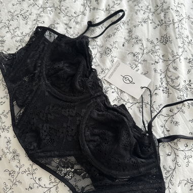 Haut en dentelle noire STRADIVARIUS