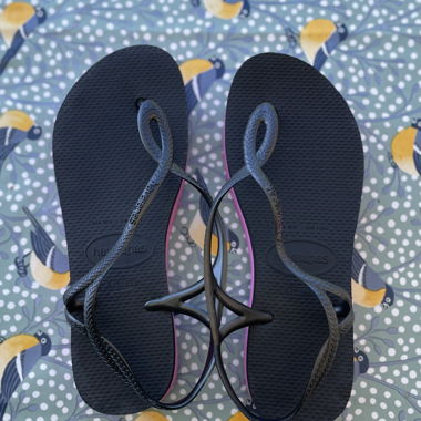 Havaianas / schwarze Sohle rosa
