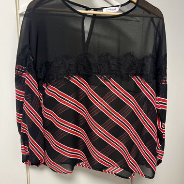 Blouse noir-rouge-blanc avec détail en dentelle