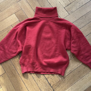 Roter Rollkragenpullover aus Wolle