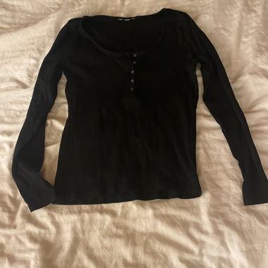 Schwarzes Langarmshirt mit Knopfleiste