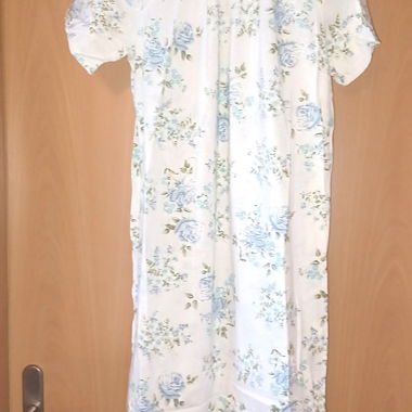 Camicia da notte bianca, fiori blu