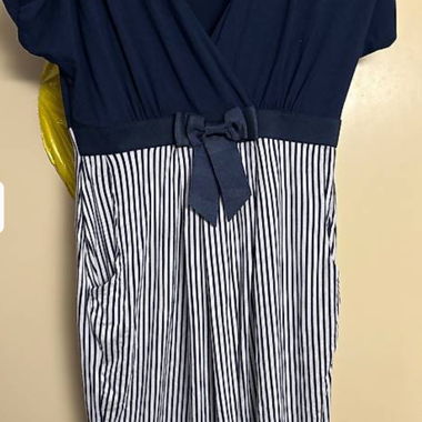 Dunkelblau/Weiss gestreiftes schönes Kleid