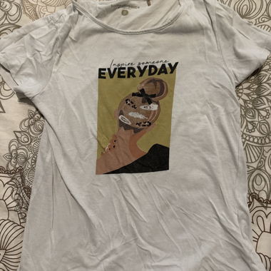 T-shirt bianco con stampa "EVERYDAY"