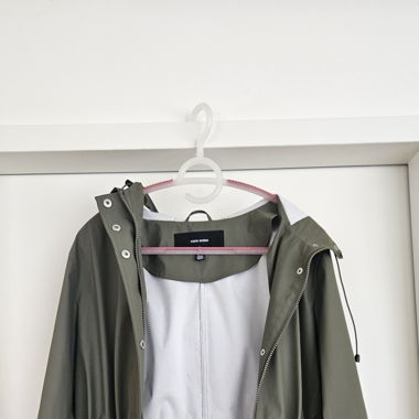 olivgrüne Regenjacke mit Gummizug